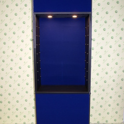 NOMADIC Popup Messewand mit Vitrine Klettvelour Blau